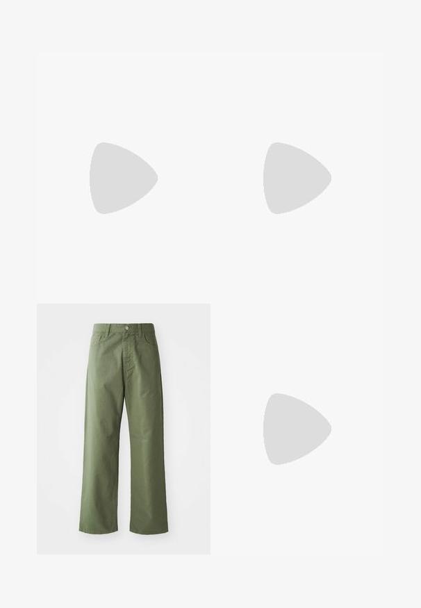 Camiseta de algodón blanca con mangas cortas, cuello redondo y un logo impreso en azul y rojo en el lado izquierdo del pecho.; Pantalones de pierna ancha color verde olivo hechos de algodón. Presentan lazos para cinturón, un cierre de botón en la parte frontal y bolsillos laterales. Textura suave.; Zapatillas deportivas negras con un upper sintético texturizado, que cuentan con una suela acolchada y un prominente logo "N" en el lateral. El diseño incluye secciones de malla ligera.; Bolso de hombro negro acolchado con una textura suave, llevado por una persona con una camiseta gráfica blanca con texto en negrita. Conjunto casual con vaqueros.