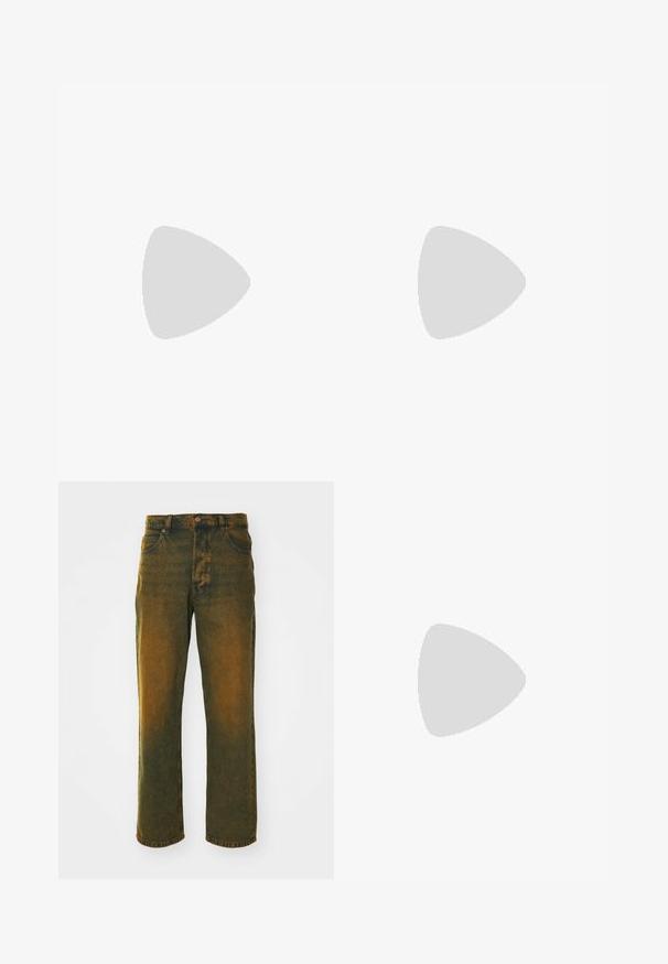 Balta medvilninė marškinėliai trumpomis rankovėmis, apvaliu kaklu, su juodu spaudiniu, kuriame parašyta "DICKIES WORKWEAR" kairėje krūtinės pusėje.; Žali ir rudi džinsai su tiesiosiomis kojomis, turintys priekines sagos užsegimą, penkias kišenes ir nublukusį baigtumą.; Raudoni zomšiniai sportbačiai su baltais akcentais, turintys tekstūruotą medžiagą, apvalią nosį ir auksinį logotipą šone, dėvimi su juodomis kelnėmis.; Penki sidabro žiedai: vienas su juodu apvaliu akcentu, vienas su baltai-juodu geometriniu raštu, o kiti su įvairiomis formomis ir apdailomis.