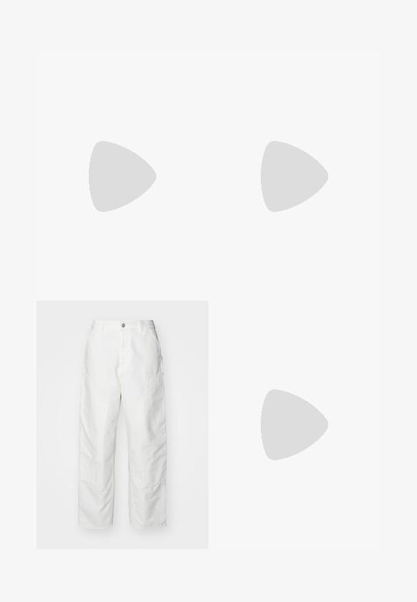 Bruine geribde crop top met een halternekontwerp, contrasterende lichtroze afwerking en het "ruby" logo in het wit geborduurd op de voorkant.; Witte cargobroek van denim, met een relaxte pasvorm, zijzakken en zichtbare stiksels. Eenvoudige voorkant met een knoopsluiting.; Bruine en crèmekleurige sneakers van suède en leer, met een geperforeerde neus, veters en witte zolen. Draagt met witte broek.; Gouden metalen montuur zonnebril met rechthoekige oranjerode glazen. Kenmerkende dunne armen en subtiele textuuraccenten nabij de scharnieren.