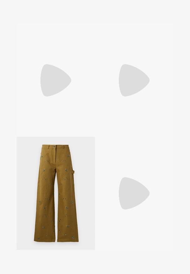 Bluză cu mânecă lungă fabricată dintr-un material elastic, cu un fundal negru și modele florale mari, colorate în nuanțe de albastru, verde și roz.; Pantaloni largi din țesătură verde măsliniu, cu broderie florală. Prezintă o închidere cu buton și buzunar lateral. Detaliu de cusătură texturată pe întreaga suprafață.; Adidași înaltă din pânză galben muștar, cu șireturi albe și un design grafic cărămiziu care seamănă cu un model de orbită pe lateral.; Geantă de mână roz din piele, cu un design plisat, cadru metalic, două închizători rotunde și o curea din lanț argintiu. Textură netedă, formă compactă.
