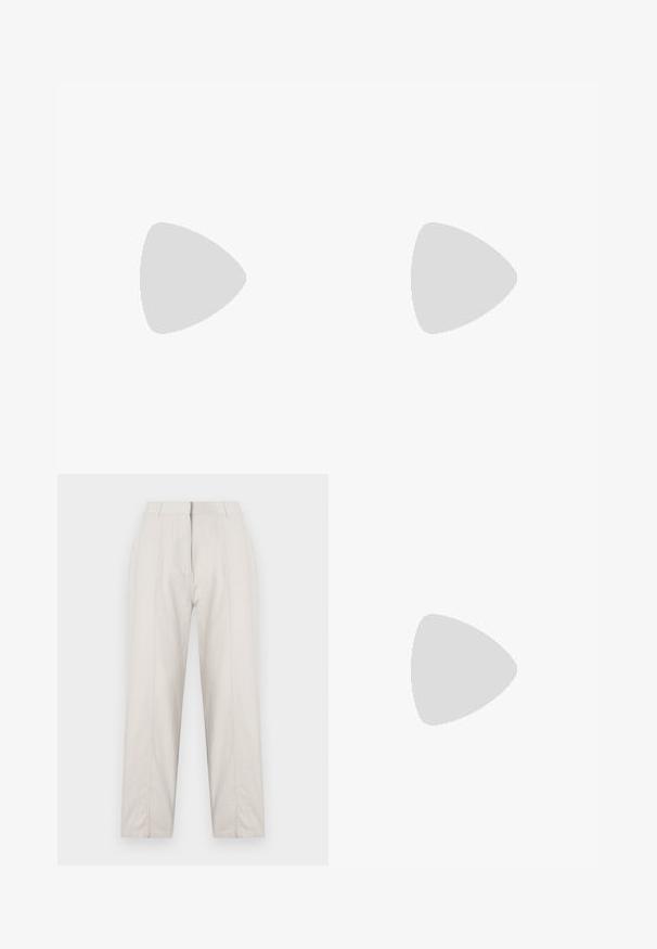 Camiseta de algodón de color beige claro, con un estampado gráfico negro que dice "SILENCIO" encima de "SUEÑOS" con diseños de sol y estrella.; Pantalones color crema con un diseño de pierna recta, que cuentan con detalles de pliegue frontal, dos bolsillos laterales y una cintura de altura media.; Mocasines de charol marrón con punta cuadrada, acento de cadena metálica y tacón bajo; textura suave, diseño minimalista.; Bolso de ante marrón con un diseño fruncido, que cuenta con una sola correa de piel marrón y un sutil detalle del logo dorado en la parte frontal.