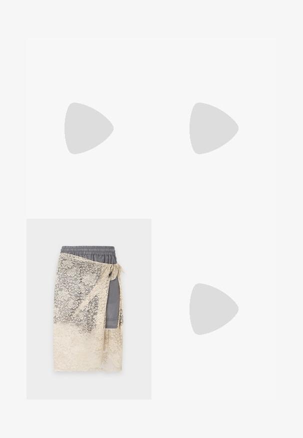 Tricou din bumbac galben deschis, cu guler rotund, mâneci scurte și un model de cusătură spiralată pe partea din față. Branding minimal în partea de jos.; Vivienne Westwood CHIPPENDALE UNISEX - Pantaloni scurți - grey; Mocasini negri din piele cu un finisaj neted, vârful rotund, cusături decorative și un toc jos, cu straturi. Fără branding vizibil.; Ochelari de soare cu ramă din acetat cu aspect de scoică țestoasă, lentile colorate în galben, formă pătrată și accente metalice pe tâmple.