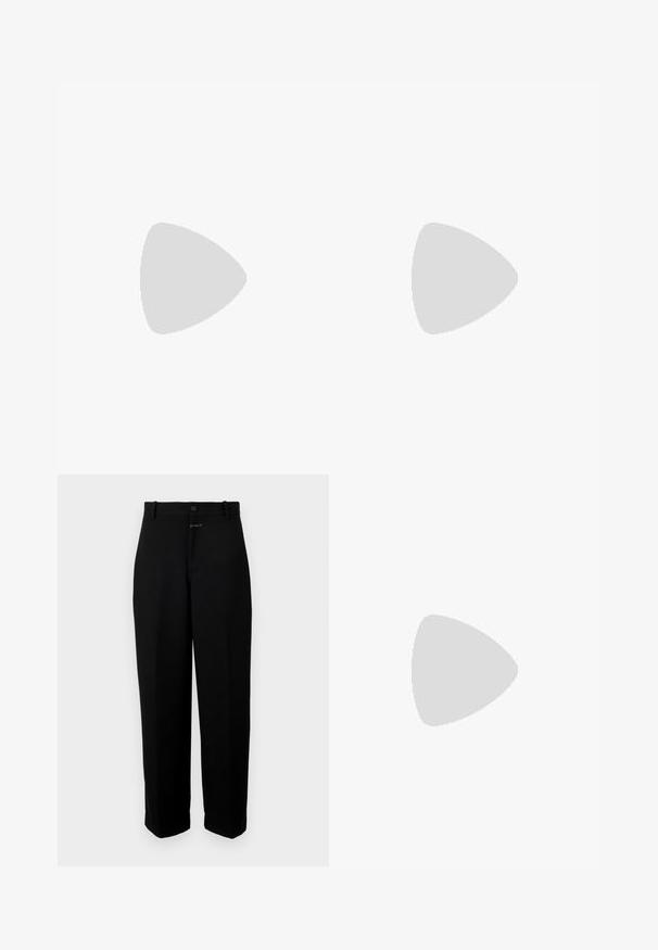 Tricou alb cu mânecă lungă, realizat dintr-un material moale, având un guler rotund și o siluetă ajustată. Design minimalist, fără modele sau accente.; Pantaloni negri dintr-un material neted, cu închidere cu nasture, bucle pentru curea și un design drept.; Sandale din piele neagră cu toc, cu vârf ascuțit, design minimalist, curea subțire la gleznă și toc subțire elegant. Textură netedă.; Geantă crossbody din piele patent roșie, cu accesorii din argint, având un emblemă centrală, inele circulare și un curea reglabilă.
