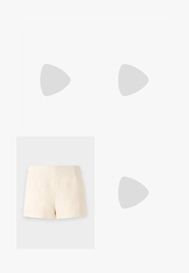 Top curto bege com pregas verticais, cintura franzida e barra com rufos. Confeccionado em um tecido leve com uma textura suave.; Calções de alfaiataria bege feitos de tecido leve, com uma textura suave, linhas limpas e sem fechos ou bolsos visíveis.; Saltos slingback em couro sintético bege com bico apontado e um salto quadrado fino. Textura suave e design minimalista sem embellishments.; Bolsa estruturada branca com alças curtas e uma alça de ombro, com detalhes em hardware dourado e material texturizado, exibida contra um fundo cinza.