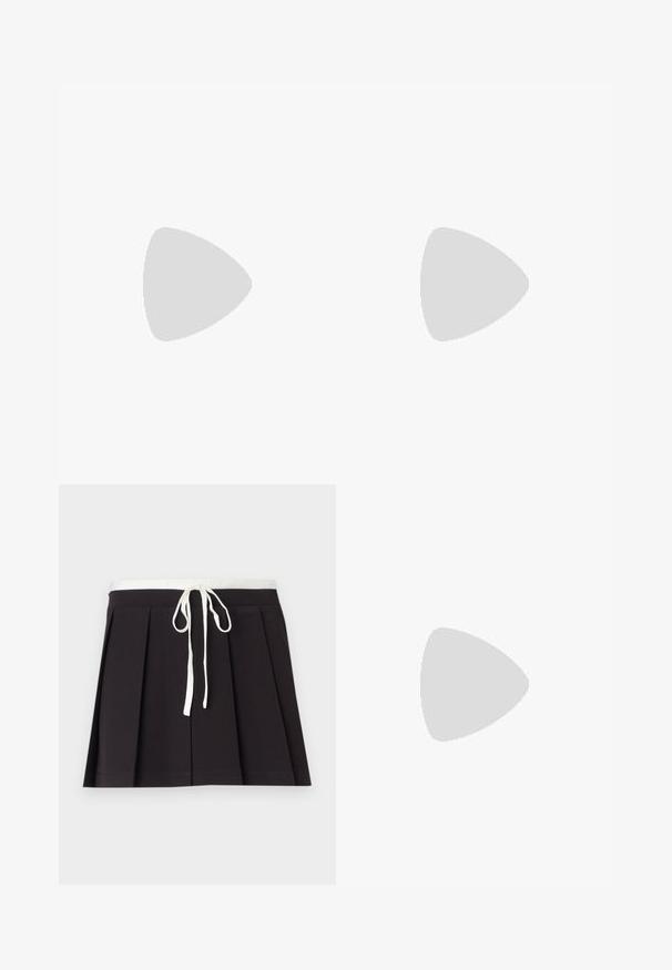 Hvid halterneck crop top med en dyb V-udskæring og samlede stofdetaljer i siderne. Fremstillet af blødt, strækbart materiale.; Sort plisseret nederdel med en hvid vævet snor i taljen. Fremstillet af blødt stof, der har en glat tekstur og et enkelt, klassisk design.; Hvid lædersneaker med lavt design, rund tå, perforerede detaljer og en tekstureret gummisål. Har grå accenter på tungen.; Sorte solbriller med rektangulært stel, tykk plastkonstruktion og mørke linser, der har glatte overflader og afrundede kanter.; COACH TABBY SHOULDER BAG 20 WITH PILLOW QUILTING - Skuldertasker - sage