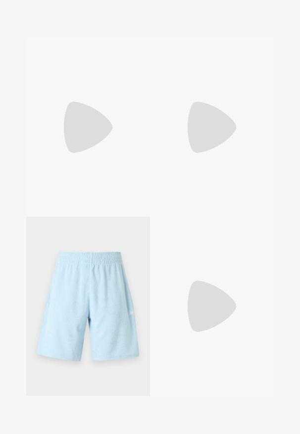 Lichtblauwe t-shirt met korte mouwen, gemaakt van gestructureerde gebreide stof met horizontale streepdetails. Ronde hals en een losse pasvorm.; Lichtblauwe badstof shorts met een elastische tailleband, voorzien van een klein logo op de linkerkant en een zachte, textuurachtige afwerking.; Witte sportieve schoenen met textuuroverlays, een dikke zool en grijze accenten. Draag ze met witte crew-sokken en groene shorts op een blauwe ondergrond.; Ronde zonnebrillen met een transparante montuur, lichtgroene lenzen en dunne, transparante pootjes. Bevat subtiele hardware-accenten op het montuur.