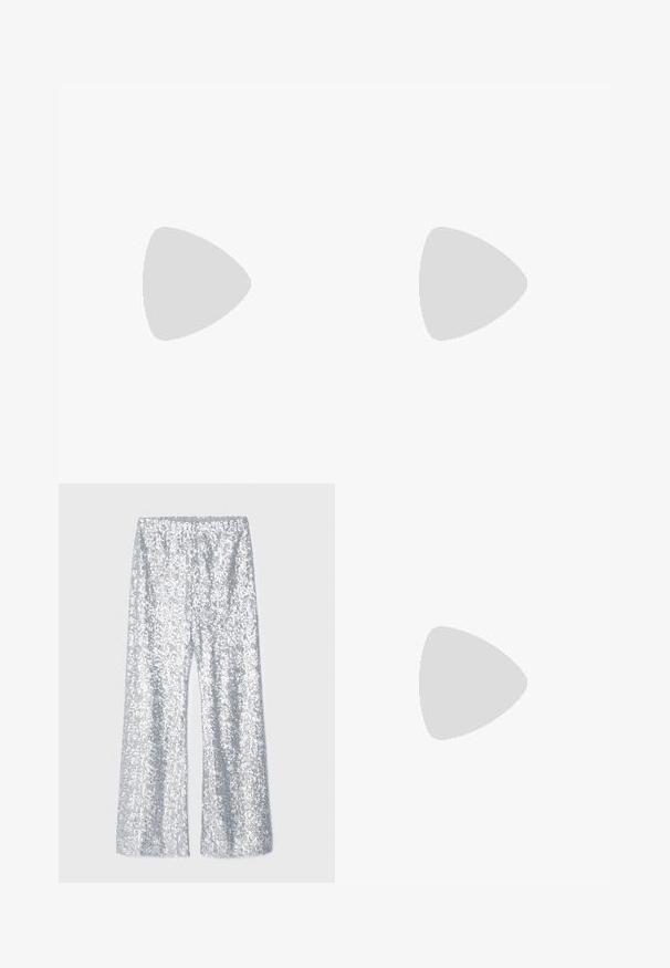 Hvit langermet skjorte med en bølget rød halsfinke. Har en liten grønn og rød jordbærbrodering på forsiden.; Sølvpaljettbukser med vid bunn og elastisk liv. Har en blank tekstur og bred ben silhuett.; Sorte skinn Mary Jane-sko med spiss tå, utsmykket med steiner i forskjellige former i rosa og klar, med lav kilehæl.; Svart mesh tote-veske med broderte blomsterdesign, med solide svarte håndtak og et logo-merke på fronten. Halvgjennomsiktig materiale.