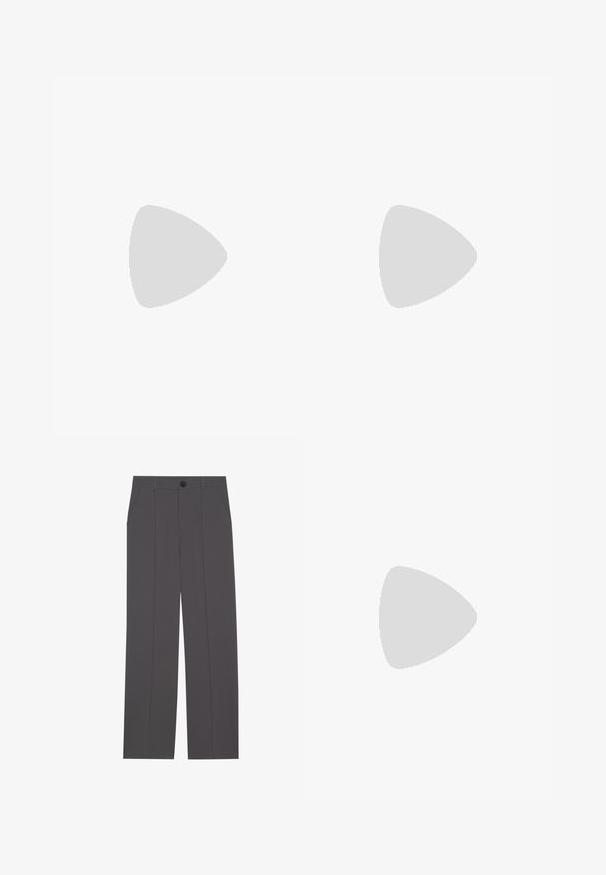 T-shirt de manga curta, cinza-escuro, feito de algodão suave. Apresenta um decote redondo e um corte largo com ombros caídos para maior conforto.; Calças cinzas com um design de perna reta, apresentando dois bolsos laterais e um fecho de botão. Tecido suave sem padrões ou detalhes visíveis.; Botim de tornozelo em pele sintética preta com bico apontado e salto bloco de altura média. Textura suave e design minimalista.; Bolsa tote preta em couro com duas alças longas, textura suave e forma estruturada. Apresenta um bolso frontal para armazenamento adicional.