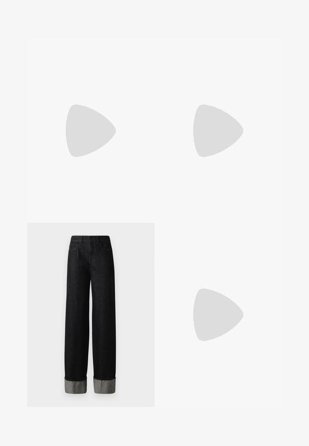 Crvena majica s kratkim rukavima od pamuka, s okruglim izrezom i bijelim logotipom "EA7 Emporio Armani" otisnutim na prednjoj strani.; Crne široke traperice izrađene od denima s tamnim pranjem, sivo zavrnuti rubovi i dizajn s pet džepova. Debeli pojas s kopčanjem na dugme.; Paul Smith AMIRA - Klasične cipele s visokom petom - black; Tana torba za nošenje napravljena od teksturiranog sintetičkog materijala, sa sveobuhvatnim geometrijskim uzorkom, dvostrukim ručkama i srebrnim dodatkom u obliku privjeska.