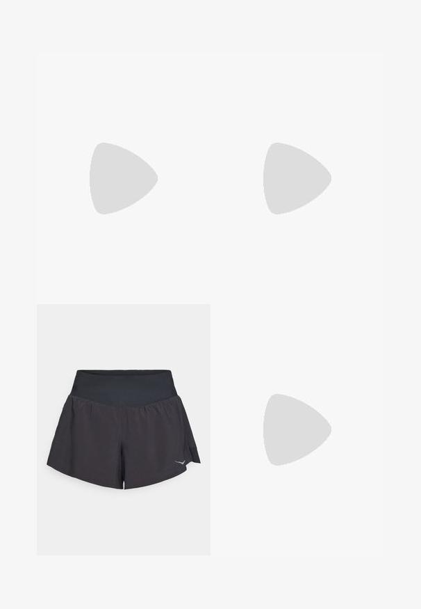 Langarmshirt van zachtroze stof, met een gestructureerd patroon en een ronde halslijn. Etiket op de achterkant toont "Swedemount."; Zwarte sportieve shorts met een brede, gladde tailleband. Heeft een uitlopende vorm en een reflecterend logo-detail aan de rechteronderzijde.; Witte sportschoenen met een bovenwerk van mesh, verstevigde neus, dikke gevoerde zool en een getextureerd profiel voor grip.; Zonnebril met een doorschijnend grijze frame, getinte lenzen en een hoekig ontwerp. Heeft een kenmerkend neusstuk en gestructureerde donkergrijze tempels.