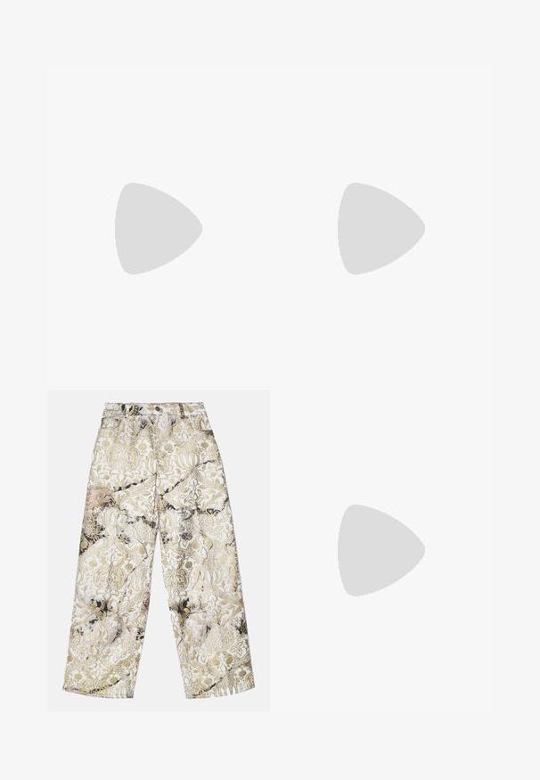 Pitkähihaisen bodysuitin marmorikuosi, jossa on syvä pyöreä kaula-aukko, tekstuuri kangasta ja elinvoimaisia mustia, harmaita ja vaaleanpunaisia värejä.; Vaatteet leveälahkeiset housut, jotka on valmistettu teksturoidusta kankaasta, jossa on kultainen ja musta damaskikuvio valkoisella taustalla, korkea vyötärön malli.; Musta patenttinen nahka slingback-korkokengät, joissa on teräväkärkinen muoto, säädettävä nilkkastrappi ja kohtuullinen lohkokorko. Sujuva pinta kiiltävällä viimeistelyllä.; Kudotasku ruskeana ja keltaisena, jossa on suorakulmainen muoto, kaksi kantohihnaa ja teksturoitu pinta, jossa näkyvät ompeleet ja brändilappu.