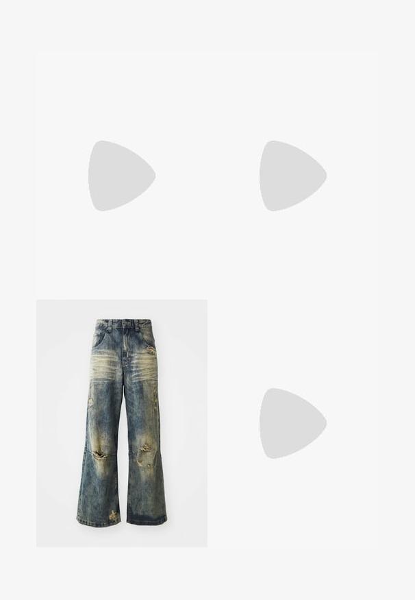 Paul Smith STRIPE - T-shirts med print - mauve; Falmede blå vid benjeans med slitte hull og frynsete kant. Har tradisjonell fem-lommers design og beltehemper på livet.; Brune lær cowboy støvler med høy skaft, spiss tå, intrikate broderimønstre og en liten hæl. Teksturert finish overalt.; Hvit perlekjede med jevnt store perler, med en sølvlås som har en dekorativ detalj. Glatt tekstur og enkelt design.