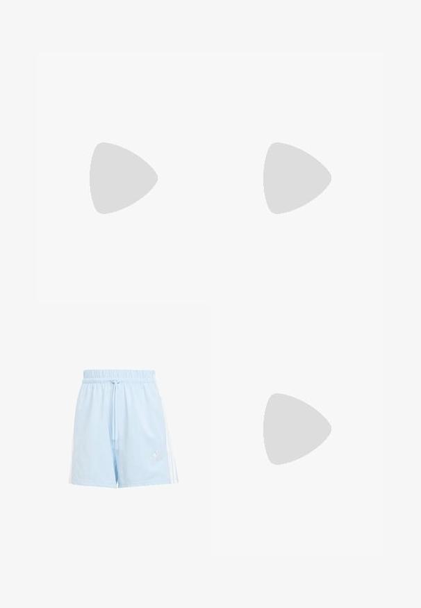 Fioletowy sportowy crop top z teksturowaną powierzchnią, czarnymi bocznymi panelami i białym logo na lewej klatce piersiowej. Sportowy design z okrągłym dekoltem.; Jasnoniebieskie spodenki sportowe z elastycznym paskiem, sznurkiem do regulacji i białymi paskami po bokach. Zawierają haftowane logo na dolnej lewej stronie.; Białe buty sportowe z czarnymi przekątnymi paskami, siateczkowa cholewka, zaokrąglony nos oraz teksturowana podeszwa. Akcenty obejmują srebrny obcas i minimalistyczny design.; Granatowa torba duffel z białym logo Adidasa, posiadająca zapinany na zamek górny otwór, dwa mocne czarne uchwyty oraz boczne kieszenie z siatki. Gładka faktura materiału.
