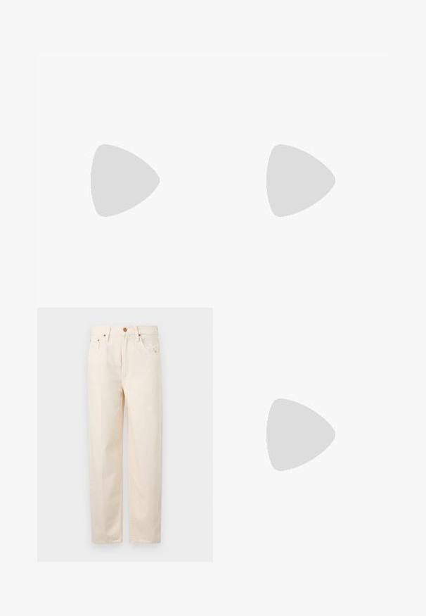 Hvit ribbet tanktop med rund hals, slim fit og glatt tekstur. Ingen synlig utstyr eller mønstre. Passer til uformell bruk.; Beige høytlivsjeans laget av bomull. Har fem lommer, en knapp- og glidelås-lukking, rette ben og subtile stikninger.; Sorte patent slingback hæl med spids tå, featuring tekstureret slangeskind, justerbar rem og en kort, tekstureret blokhæl.; Svart skinn crossbody veske med to frontlommer, gyldne spenner, glidelåslukking og en slank stropp. Teksturert overflate og kompakt rektangulær form.