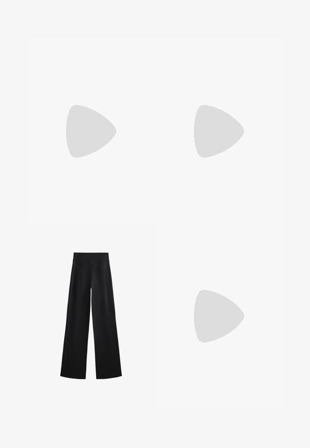 Černý žebrovaný crop tank top v kombinaci s černými šortkami se strečovým pasem. Hladký materiál, přiléhavý design, vhodné pro aktivní nošení.; Široké černé kalhoty s hladkým materiálem, vysokým pasem a dvěma bočními zipovými kapsami. Rovný střih a minimalistický design.; Černá sportovní obuv s texturovaným svrchním materiálem, šněrovacím systémem a bílou mezipodrážkou. Má nízký profil a zakřivený design podešve.; Hnědá kožená taška přes rameno s hladkou texturou, otevřeným designem a dvěma ramenními popruhy. Obsahuje minimální švy a žádné viditelné kovové prvky.