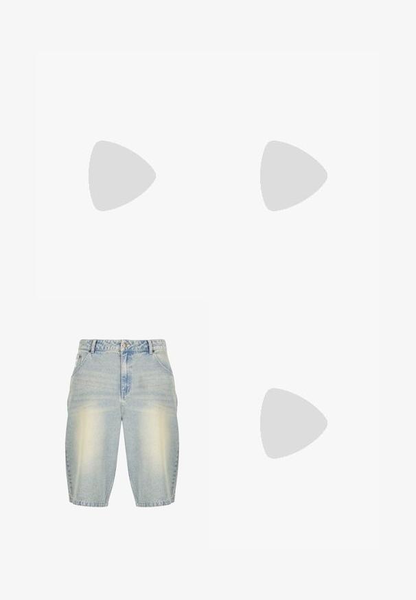 Limegroen kortemouwen fietsjersey met een ritssluiting aan de voorkant, reflecterend logo en een minimalistisch ontwerp; gestructureerde stof met een strakke pasvorm.; Lichtblauwe denim shorts met een vervaagde wassing, met een klassiek vijf-pocket ontwerp, riemlussen en een recht model.; Witte leren sneakers met perforaties, ronde neus, vlakke zool en dikke veters, met een zichtbare swoosh-logo en "AIR" op de hiel.; Zilveren roestvrijstalen horloge met een marineblauwe wijzerplaat, metalen uurmarkeringen en een datumnis op 3 uur. Waterbestendig tot 50 meter.