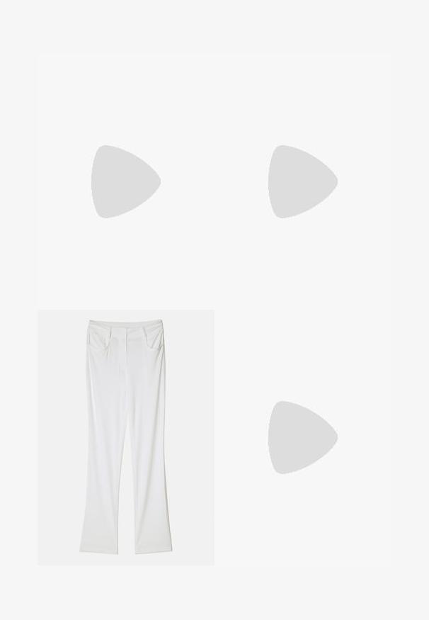 Bodysuit z dolgimi rokavi iz mrežaste tkanine, z gradientom od črne do živahno aquamarinaste. Sprednji zadrga in eleganten, oprijet dizajn.; Bela široka hlače iz gladkega tkanja z dvema sprednjima žepoma in šivanim pasom za prilagojen videz.; Modra usnjena japanka z ravnim podplatom, ki ima ozko naramnico in zaponko okoli gležnja za varno prileganje.; Črna usnjena torbica čez ramo z dvema sprednjima žepoma, zlatimi zaponkami, zadrgo in ozkim pasom. Tekstura površine je strukturirana, obliko pa ima kompaktno pravokotno.