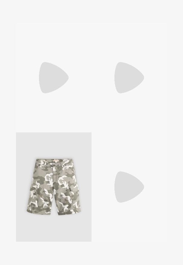 Sleeveless turtleneck top made of ribbed fabric in dark green. Features a high collar, smooth texture, and fitted design.; Levi's® BAGGY DAD CARGO SHORT - Denim shorts - bader camo agate gray; Black leather flat shoe with a pointed toe, featuring two black straps and gold square buckles. Smooth texture and low-profile sole.; Black leather shoulder bag with a slouchy shape and seam details. Model wears a pink and white striped shirt with wide-leg blue jeans.