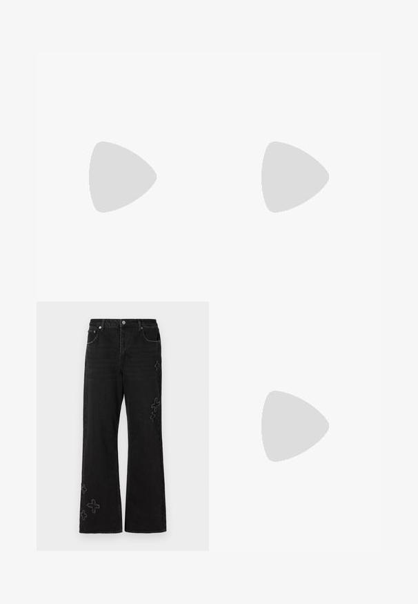 Denim korsettopp med justerbara axelremmar, ljusblå tvätt, strukturerade kupor, utsvängd nederkant och sidofåror för en åtsittande siluett.; Svarta jeans i denim med bred passform, prydda med broderade korsmönster i en ljusare nyans. Femfickorsdesign och knappstängning.; Svarta lädersandaler med guldspännen, med flera remmar och platt såldesign för öppna tår.; Hjärtfomad handväska i mesh med metallisk finish, med en katt- och planetsdesign i blått, gult och rött. Inkluderar en kedjerem.