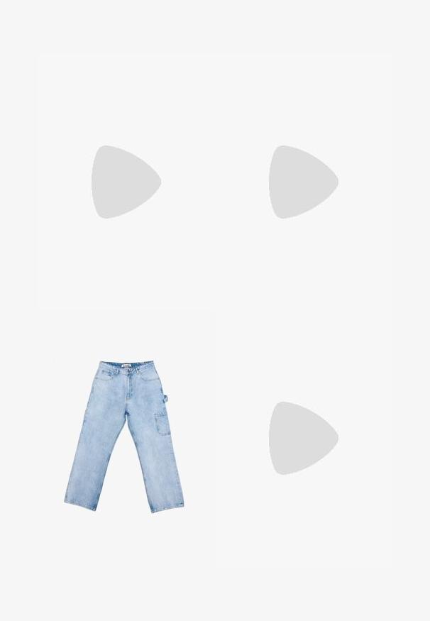 Next LICENSE REGULAR - Apdrukāts T-krekls - charcoal grey guns n roses; Gaiši zila denim stila cargo bikses ar brīvu griezumu, ar priekšējo kabatu un sānu utilitātes kabatu, ar šuvju detaļām un taisna kāju dizainu.; Gaišs pelēks tenisa apavs ar baltu Nike simbolu, ar teksturētu augšdaļu un brūnu gumijas zoli. Īpašības ietver apaļas auklas un mīkstu apkakli.; Melnas saulesbrilles ar taisnstūra lēcām, matēta plastmasas rāmja un taisnām malām. Uz iekšējās rokas ir zīmola logo.