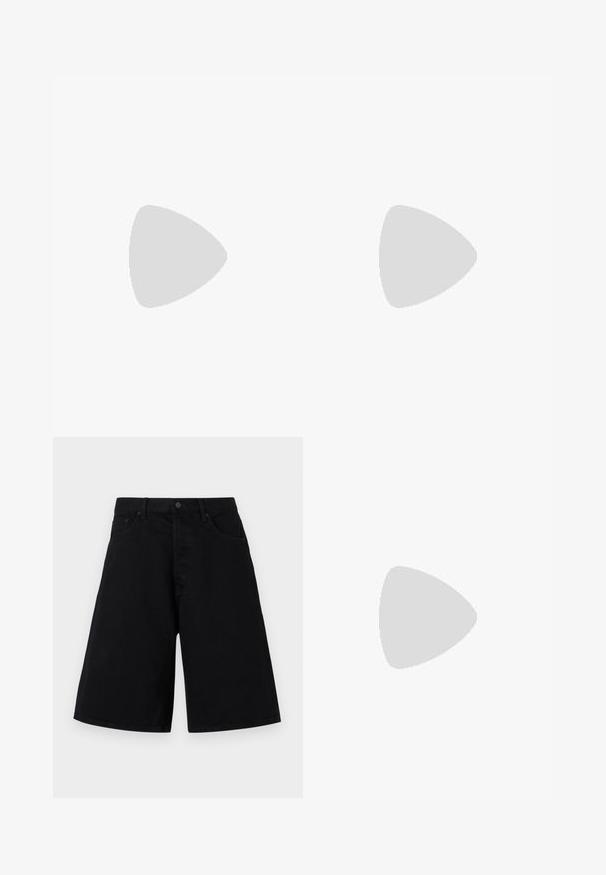 Svart mesh t-skjorte med korte ermer og rund hals; har fet hvit tekst "90" på forsiden. Gjennomsiktig tekstur, avslappet passform.; Svarte denimshorts med avslappet passform, med klassisk fem-lommers design og knappeåpning, glatt tekstur og rett benklipp.; Sorte snøresko til ankelen med polstret krage og solid såle, vist i profil mot en hvit bakgrunn.; Solbriller med mørke grønne linser, slank metallramme, buet design og justerbare nesepader. Har tynne, svarte stenger.