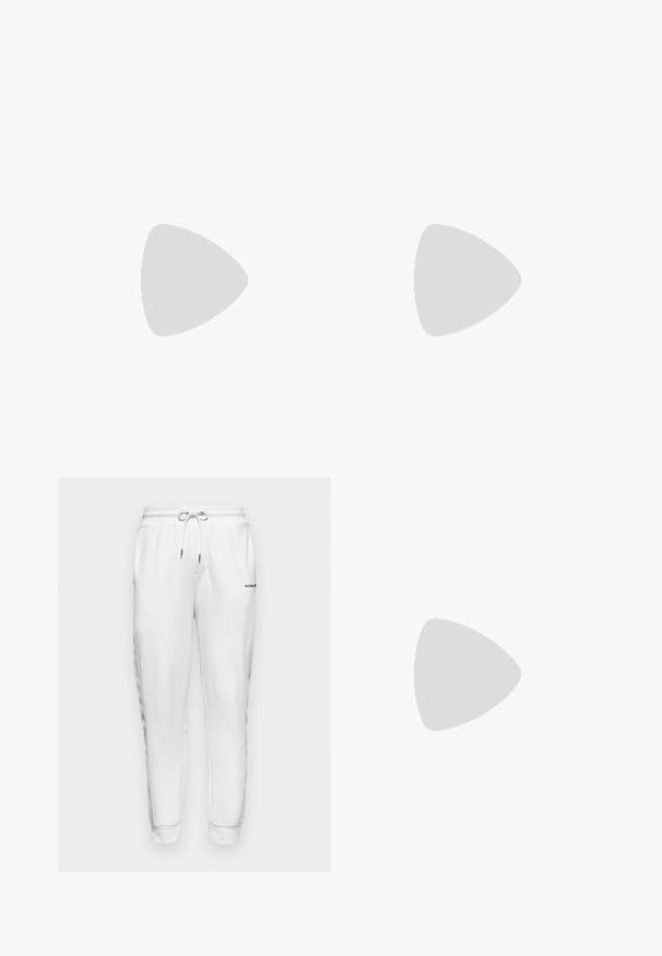 T-shirt de algodão azul marinho com um padrão geométrico do logótipo MK. Apresenta um decote redondo e mangas curtas, com um tecido texturizado por todo o lado.; Michael Kors LOGO TAPE PANT - Calças de fato de treino - white; Sapatilhas de camurça pretas com design de atacadores e sola de borracha branca em contraste. Apresenta painéis laterais texturizados e uma marcação discreta no calcanhar.; Saco de duffle preto da Michael Kors com alças duplas, bolso frontal com fecho e padrão de logótipos MK repetidos, apresentando a marca Michael Kors.