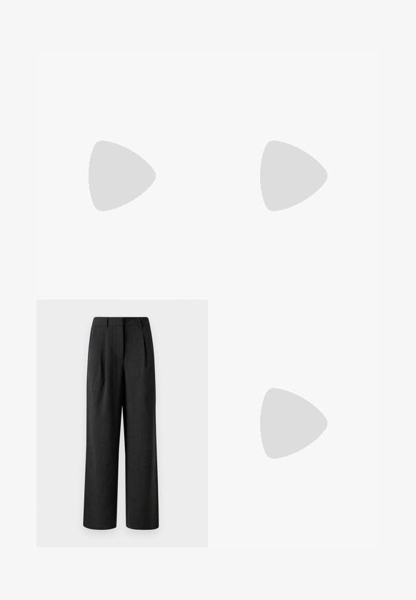 Čierny top bez rukávov vyrobený z rebrovanej látky, s okrúhlym výstrihom a predným zapínaním na gombíky s bielymi gombíkmi v strede.; Čierne široké nohavice vyrobené z textúrovanej látky, s prednými záhybmi a prispôsobeným pásom, navrhnuté so voľným strihom.; Čierna lodička s vysokým podpätkom a špicatou špičkou, lesklý povrch, tenké remienky a dekoratívny plisovaný detail na prednej strane.; Burgundský mäkký kabelka z textilu s zhromaždeným dizajnom a dlhým popruhom, nosená cez telo. Model má na sebe biely crop top a čierne džínsy.