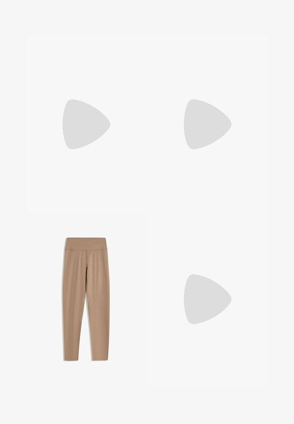 Lyse lilla ribbet cropped top med off-shoulder design, korte ærmer, tætsiddende form, båret med høj talje sorte shorts.; Tan leggings med høj talje, lavet af glat, strækbart materiale. Har en strømlinet pasform og ingen synlig hardware eller mønstre.; Sorte flip-flop med en tekstureret gummisål, to slanke stropper og et subtilt, præget logodetalje på stroppen.; Denim skuldertaske med en buet rem, to forlommer og en knaplukning, der har lyseblåt stof og kontrasterende syninger.