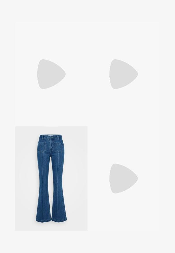 Svart langermet topp med off-the-shoulder-design, laget av et glatt, elastisk stoff, med en tettsittende silhuett og uten synlige mønstre.; Blå slengbukser laget av denim, med høy midje, to baklommer og markert søm langs sidesømmene.; Sorte patentlær Mary Jane-sko med spiss tå, justerbar stropp og blokkhæl, med en glansfull overflate og minimalistisk design.; Even&Odd Håndveske - brown