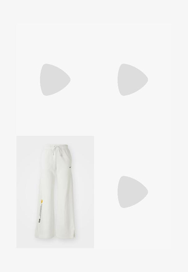 Camiseta Nike blanca de manga corta, con rayas verticales, un cuello gris y un destacado logo negro con el texto "Desde 1972".; Pantalones de chándal blancos y de pierna ancha con cintura elástica, cordón, aberturas laterales, logo negro de Nike y texto gráfico en amarillo contrastante.; Zapatillas deportivas plateadas con un acabado suave y brillante, que presentan un diseño cosido y el número 90 en el lateral, combinadas con pantalones blancos.; Pendientes de aro de plata con diseño retorcido, que presentan un acabado pulido y cierre de presión. Miden aproximadamente 3 cm de diámetro.