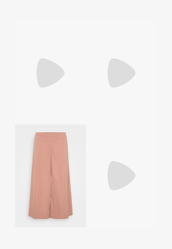 Zwarte t-shirt met een ronde halslijn en korte mouwen. De bovenkant heeft een textured kant overlay. De stof lijkt zacht en lichtgewicht te zijn.; Roze wijde broek gemaakt van zachte stof, met een elastische tailleband, een gladde textuur en een losse, vloeiende uitstraling.; Gouden, metalen slingback hakken met een spitse neus en een chunky hak. Glad oppervlak, minimalistisch ontwerp en een smalle band.; Zilverkleurige metalen handtas in de vorm van een hart, met dubbele handvatten, kettingriem en een gladde textuur. Heeft metalen hardware en gestikte randen.; Gouden metalen kom met een gladde, reflecterende oppervlakte en een ronde, organische vorm. Geen zichtbare patronen of accenten.