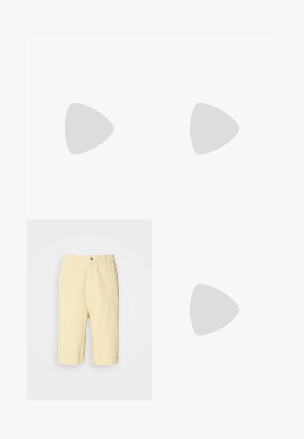 Due polo shirt impilati: uno bianco con accenti blu, patch del logo; uno nero con colletto bianco, patch del logo rosso. Entrambi in tessuto di cotone.; Pantaloni corti in cotone giallo con taglio dritto, dotati di chiusura frontale con bottone e orlo arrotolato. Texture liscia, design casual.; Scarpa in suede beige con design a lacci, dettagli cuciti e suola in gomma. La forma è casual con un leggero tacco a cuneo.; Occhiali da sole in plastica nera con lenti verdi, montatura quadrata, dettaglio argento sulla parte superiore e steli con texture. Marchio indicato sulla parte interna dello stelo.