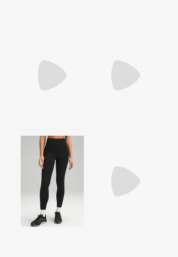 Chemise blanche à manches longues en tissu doux, avec un col rond et un ourlet droit. Design minimaliste sans motifs ou accents visibles.; Leggings noire taille haute en matériau extensible, avec un design élégant, une texture douce et des détails subtils sur le côté. Associés à des chaussures de sport noires.; B baskets blanches avec une tige en mesh, des accents bleu marine et une semelle rembourrée. Présente le logo "N", des lacets et un détail texturé sur le côté.; Lunettes de soleil ovales noires avec des verres foncés, monture en plastique brillant et accent en métal doré sur les branches.