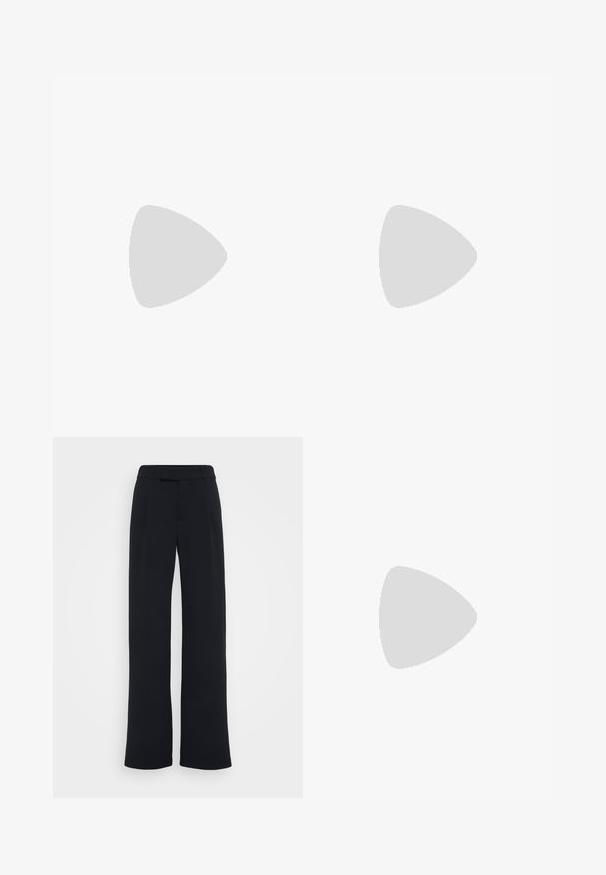 Silke beige camisol med tynne justerbare stropper og en subtil V-hals, med en glatt, ikke-texturert overflate.; Vide benbukser i ensfarvet sort stoff, med flad front, bæltestropper og en glat tekstur, uden synlige mønstre eller accenter.; Sorte semskede hælede sandaler med en tynd ankelrem, åbent tådesign og en beskeden blokhæl. Glat tekstur og minimale accenter.; Svart skinnveske med en glatt tekstur. Har en justerbar stropp og et strømlinjeformet, minimalistisk design med glidelås.