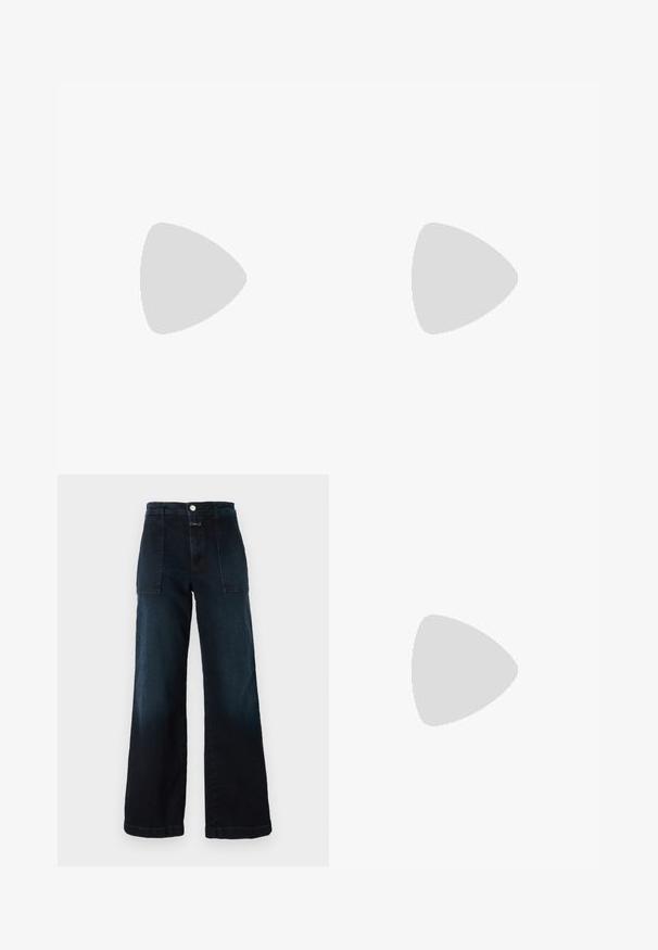 Hellbeige, trägerloses Oberteil aus strukturiertem Stoff, mit einem gefalteten Design am Halsauschnitt und lockerer Passform. Keine Verschlüsse oder zusätzlichen Details.; Dunkelblaue weit geschnittene Jeans aus Denim mit hoher Taille, Fronttaschen und einem vorderen Knopfverschluss. Glatte Textur mit leichtem Verblassen.; Sœur FLORENCE - Riemensandalette - cognac; Sœur WINONA  - Handtasche - kaki