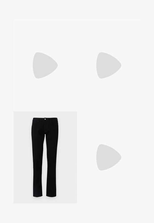 Čierne tričko s krátkym rukávom vyrobené z bavlny. Má okrúhly výstrih a malú nášivku s logom na hrudi s červeným písmom. Minimalistický dizajn.; Emporio Armani 5 POCKETS PANT - Slimfit džínsy - black denim; Čierne nízke tenisky vyrobené z hladkej kože s okrúhlou špičkou, šnurovaním vpredu, textúrovanou podrážkou a decentným brandingom na boku.; Čierna kožená kabelka cez telo s uzatvárateľnou priehradkou, detailom loga a nastaviteľným popruhom s nápisom značky. Nosená proti textúrovanej námorníckej svetri.