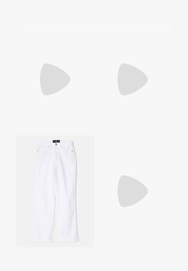 Rood cropped t-shirt van katoen, met een ribbelstrikcrew halslijn en reliëf "MICHAEL KORS" logo op de voorkant. Korte mouwen.; Witte spijkerbroek met een rechte pijp, voorzien van een knoopsluiting, twee zijzakken en opgerolde mouwen.; Zwarte leren schoenen met een robuuste, geribbelde zool, voorzien van een ronde zilveren hardwareaccent en minimale stikdetails.; Zwarte leren schoudertas met twee vo pockets, gouden gespen, ritsluiting en een smalle band. Tekstuur oppervlak en compacte rechthoekige vorm.
