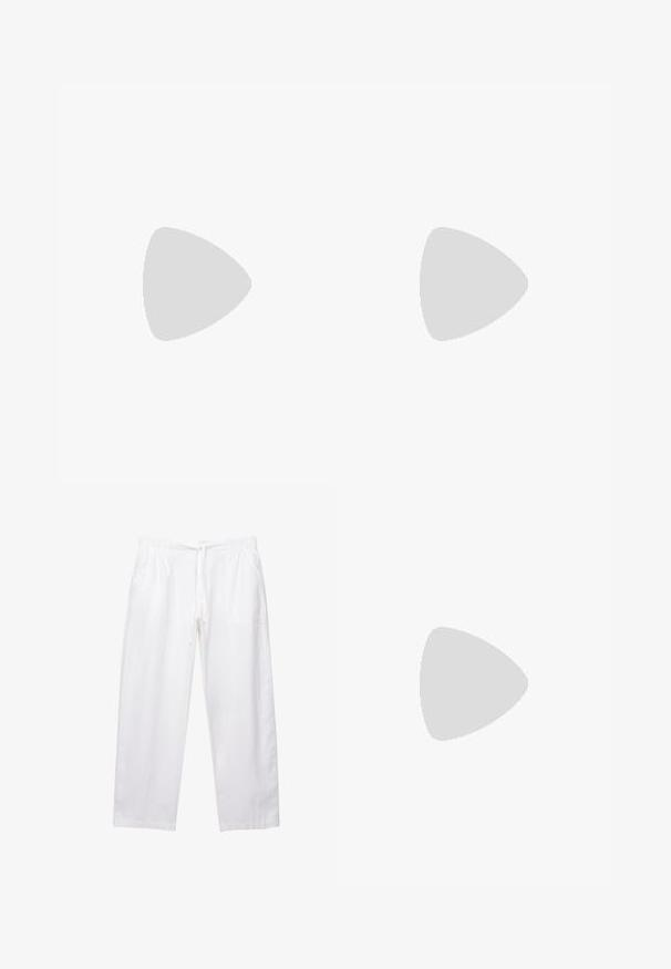 Herre T-shirt med kortærmer i cremefarvet med marineblå vandrette striber, lavet af bomuld, med rund halsudskæring og lille logo på brystet.; Hvide, løstsiddende bukser lavet af letvægtsstof. Har en elastisk talje med snøre og to sidelommer.; Olivenfarvet ruskindsklump med rund tå, justerbar rem, korkfodbed og struktureret gummisål, der har en glat finish og udskæringsdetalje.; Brun læder gymtaske med lynlåslukning, dobbelte håndtag, justerbar skulderrem og synlige teksturmønstre på overfladen.