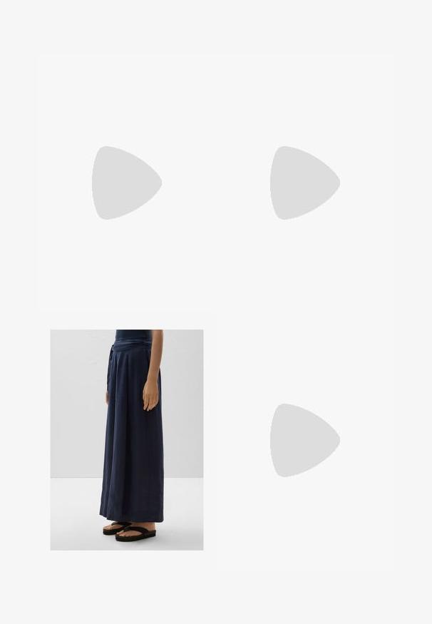 Olivově zelené oversized bavlněné tričko s krátkými rukávy, kulatým výstřihem a hladkou texturou. Má minimální design bez vzorů nebo akcentů.; Námořnické modré kalhoty s širokými nohavicemi vyrobené z lehké látky s uvázaným pasem. V kombinaci s černými žabkami. Hladká textura, délka do kotníků.; Béžové kožené lodičky s špičatou špičkou, malou mašlí na přední straně a čtveratým nízkým podpatkem. Hladký povrch s minimálním prošíváním.; Hnědá kabelka ve tvaru kbelíku z umělé kůže se strukturovaným tvarem, zlatým kováním, horním uchem a nastavitelným ramenním popruhem. Hladký povrch bez viditelných vzorů.