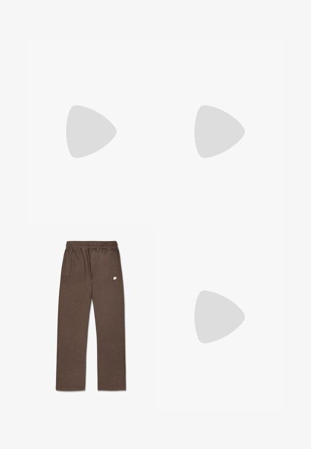 Καφέ βαμβακερό T-shirt με λευκή εκτύπωση γραφικών. Το κείμενο γράφει "KING ST. PAULI" με ένα λογότυπο πάνθηρα που πηδάει από πάνω. Με κοντά μανίκια και στρογγυλή λαιμόκοψη.; Καφέ, υφασμάτινα παντελόνια με ελαστική μέση, δύο πλαϊνές τσέπες και μια μικρή λογότυπη λεπτομέρεια στο αριστερό πόδι. Σχέδιο με ίσια γραμμή.; Καφέ δερμάτινη μπότα αστράγαλου με τετράγωνη μύτη, αξεσουάρ αγκράφας και χοντρή μαύρη σόλα. Διαθέτει φερμουάρ στο πλάι και υφασμένη επιφάνεια.; Καφέ δερμάτινη τσάντα χιαστί με κλείσιμο καπάκι, χρυσό λογότυπο και λεπτομέρεια από σύγκρουση. Διαθέτει μακρύ ρυθμιζόμενο λουρί και υφή επιφάνειας.