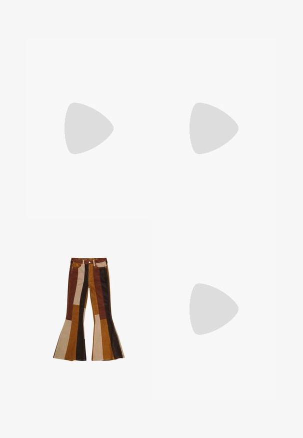 Weißes Rippentop mit Rundhalsausschnitt und ärmellosem Design. Glatte Textur und figurbetonte Silhouette, ideal zum Schichten.; Schlaghosen aus Cordstoff mit einem gestreiften Muster in Braun-, Beige- und Goldtönen, mit Taschen und farbigem Bund.; Schwarze lacklederne spitze Schuhe mit Blockabsatz und Knöchelriemen, kombiniert mit grauen gerippten Beinstulpen und einem braunen Wildlederrock.; Grauer gerippter Croptop und olivgrüner Rock mit hoher Taille. Das Modell hält eine weiße Schultertasche mit Ausschnittdetails. Schlichte Gestaltung, taillierte Silhouette.