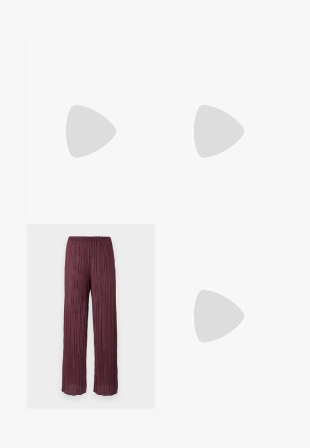 Top alb cu bretele tip halter, cu decolteu rotund, realizat dintr-un material neted și elastic. Prezintă un design minimalist, fără accesorii sau modele.; Pantaloni plisati de un burgund profund, cu o talie elastică, având un design fluid cu picioare largi și pliuri verticale pe întreaga lungime.; Sandal din piele neagră, cu vârf ascuțit și toc subțire, curbat. Are o curea ajustabilă discretă, cu o cataramă din metal.; Ochelari de soare tortoiseshell maroniu cu un model texturat pe brațe și lentile colorate. Include un detaliu metalic la balama și un design simplificat.