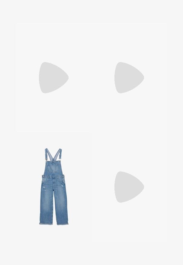 Top bianco a coste con scollo rotondo, dotato di chiusura anteriore a bottone. Il tessuto è morbido e con una texture liscia. Etichetta del marchio: GAP. Taglia: S.; Salopette in denim blu chiaro, con spalline regolabili, tasca anteriore, bottoni laterali e dettagli strappati sulle gambe.; Infradito in gomma nera con cinturino testurizzato e suola piatta semplice, mostrati di lato su uno sfondo chiaro e uniforme.; Even&Odd Shopping bag - black