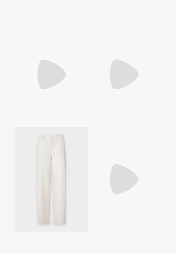 Top negro de manga corta con escote fruncido, que presenta un detalle plateado decorativo en el centro. Tejido suave con un ajuste holgado.; Pantalones de un color beige claro, hechos de una tela suave, con un corte recto, frente plano, presillas para cinturón y bolsillos laterales.; Las sandalias negras de tacón alto presentan finas correas con un diseño anudado, una punta cuadrada suave y un elegante tacón de aguja.; Bolso de mano metálico gris claro con una cadena como asa, adornado con pequeños remaches metálicos circulares y un logotipo de marca en forma triangular.; Aros de plata en forma de aro con un acabado liso y brillante. Diseño redondeado y ligero, con cierre de tipo post-back.