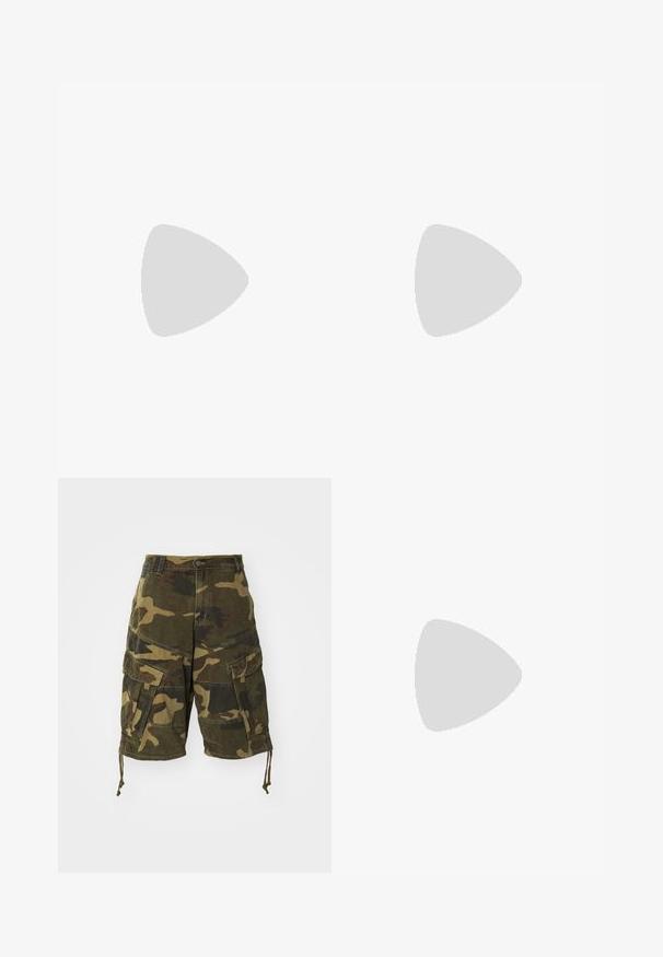Sort tanktop lavet af letvægtsstof med rund halsudskæring og ærmeløst design. Har en lige bund og minimale syninger.; Kamouflage cargo shorts i grøn og brun, med flere lommer og justerbare snore i kanten. Fremstillet af slidstærkt stof.; Sorte læder loafers med en glat finish, rund tå og dekorativ syning på vampen. Lav stablet hæl og let glans.; Tre bandanas: en gul med sorte mønstre, en hvid med sorte design og en sort med hvide grafikker. Alle er firkantede og lavet af lette stoffer.