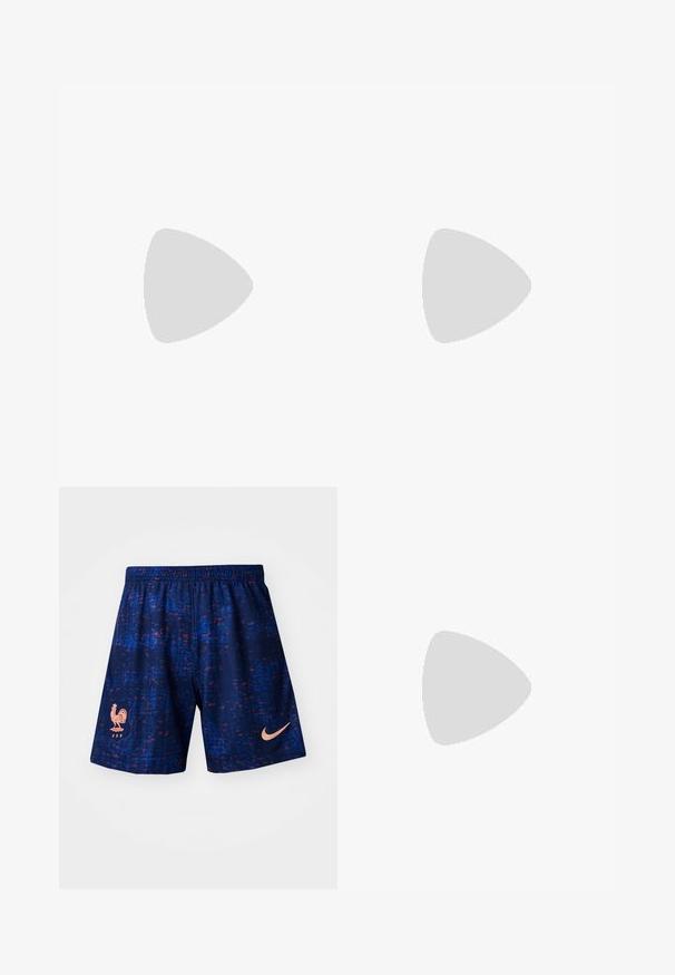 Maglietta Nike blu con un motivo testurizzato nero, maniche corte e collo tondo. Include un emblema di gallo e il dettaglio "FFF".; Pantaloni sportivi Nike in blu navy con un motivo di macchie rosse e blu, caratterizzati da un logo rosa di un gallo e un swoosh Nike rosa sul lato.; Stivale alla caviglia in pelle verniciata nera con cuciture bianche, punta arrotondata e tacco a blocco. Presenta linee di design curve e una texture liscia.; Occhiali da sole over-size in tartaruga con lenti sfumate, montatura nera spessa, abbinati a un cappotto scuro a texture e una blusa di seta.