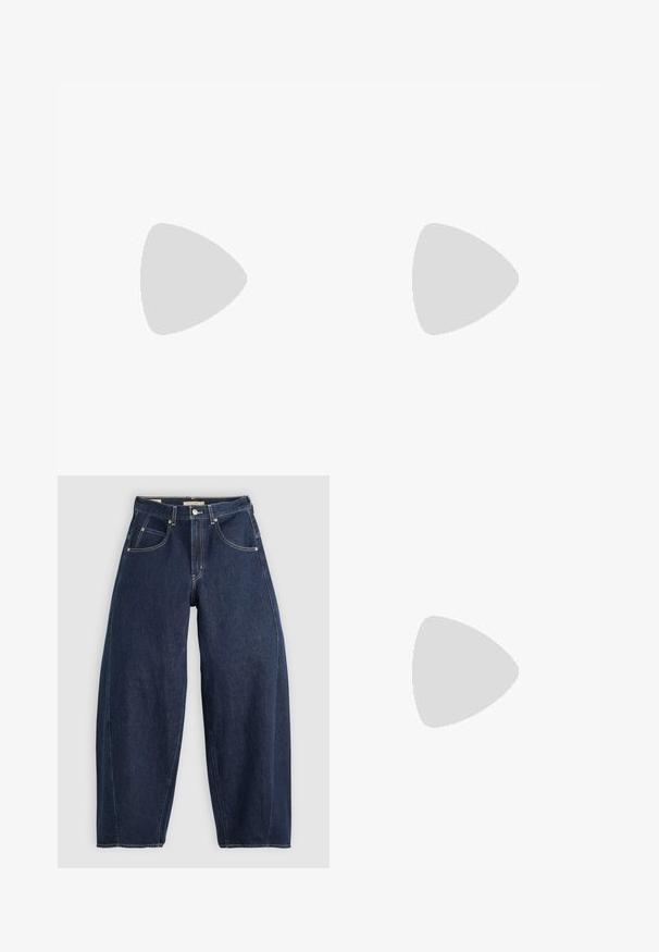 Hvid bomulds t-shirt med blå spraymaling stil "KÆRLIGHED" tekst. Korte ærmer, afslappet pasform, rund hals, med grafisk design og moderne typografi.; Mørkeblå denim jeans med løs pasform, lyse syninger, fem lommer og en knaplukning ved taljen.; Hvide åbne højhælede mules med en glat finish, minimalistisk design og en slank hæl, der har en subtil brun accent på sålen.; Grøn lædertaske med en glat tekstur, buet form og flettet håndtag. Har lynlås lukning og justerbar rem.