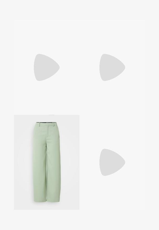 T-shirt coral de manga curta com decote redondo e detalhe em fenda no peito, feito de tecido suave. Acentuado com detalhes em metal prateado.; Calças largas de cor verde-claro feitas de tecido suave. Apresentam uma frente plana, passantes para cinto e um corte ajustado, sem acessórios visíveis.; Sapatilha de pele sintética preta com bico fino, tira no tornozelo com fivela e textura lisa e brilhante. Salto baixo para conforto.; Brincos de metal prateado com uma forma suave de gota e um acabamento polido. Gravações subtis adicionam detalhe. Design minimalista.