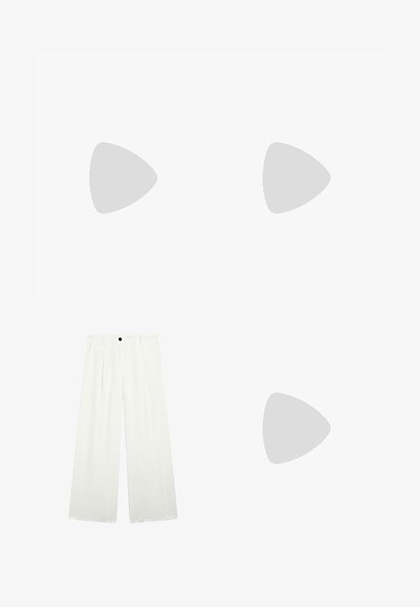 Beżowy, oversize t-shirt wykonany z miękkiego materiału, z okrągłym dekoltem i krótkimi rękawami. Brak widocznych wzorów lub ozdób.; Spodnie o szerokich nogawkach w białym kolorze, z pojedynczym czarnym guzikiem w talii, dwoma przednimi kieszeniami oraz gładką, sztywną fakturą.; Beżowe zamszowe mokasyny z niskim obcasem, o migdałowym kształcie palców i przeszyciami wzdłuż krawędzi. Gładka faktura i minimalistyczny design.; Złoty pierścień o gładkim, skręconym wzorze. Posiada wypolerowaną powierzchnię i zaokrąglone krawędzie, tworząc jednolitą, płynną formę.