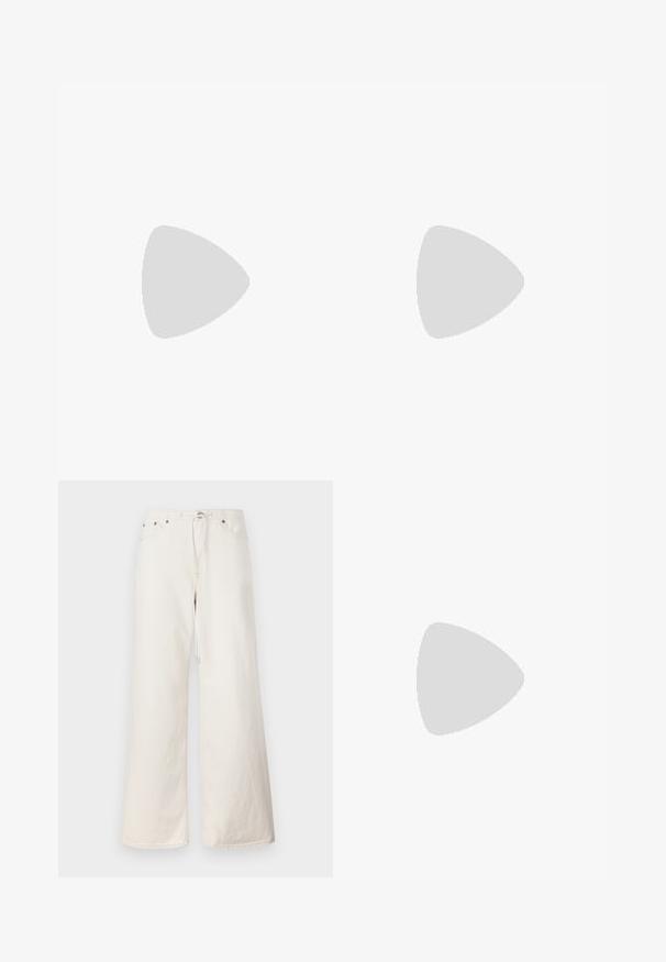 Gul ribbad linne med vitt kantband och justerbara axelremmar, med subtilt broderad logotyp i mitten fram. Mjuk tygkvalitet.; Vita vida jeans i denim med vida ben som har en dragsko i midjan, framfickor och subtila sömnadsdetaljer. Tillverkade av tåligt bomullsmaterial.; Bruna klackflip-flopsandaler med en smal rem och rund tåpost, med en liten guldaccent på fotbädden.; Svart läderhandväska med draperad topp, två axelremmar, guldfärgad hårdvara och en central cirkulär detalj. Slät textur, kompakt form.